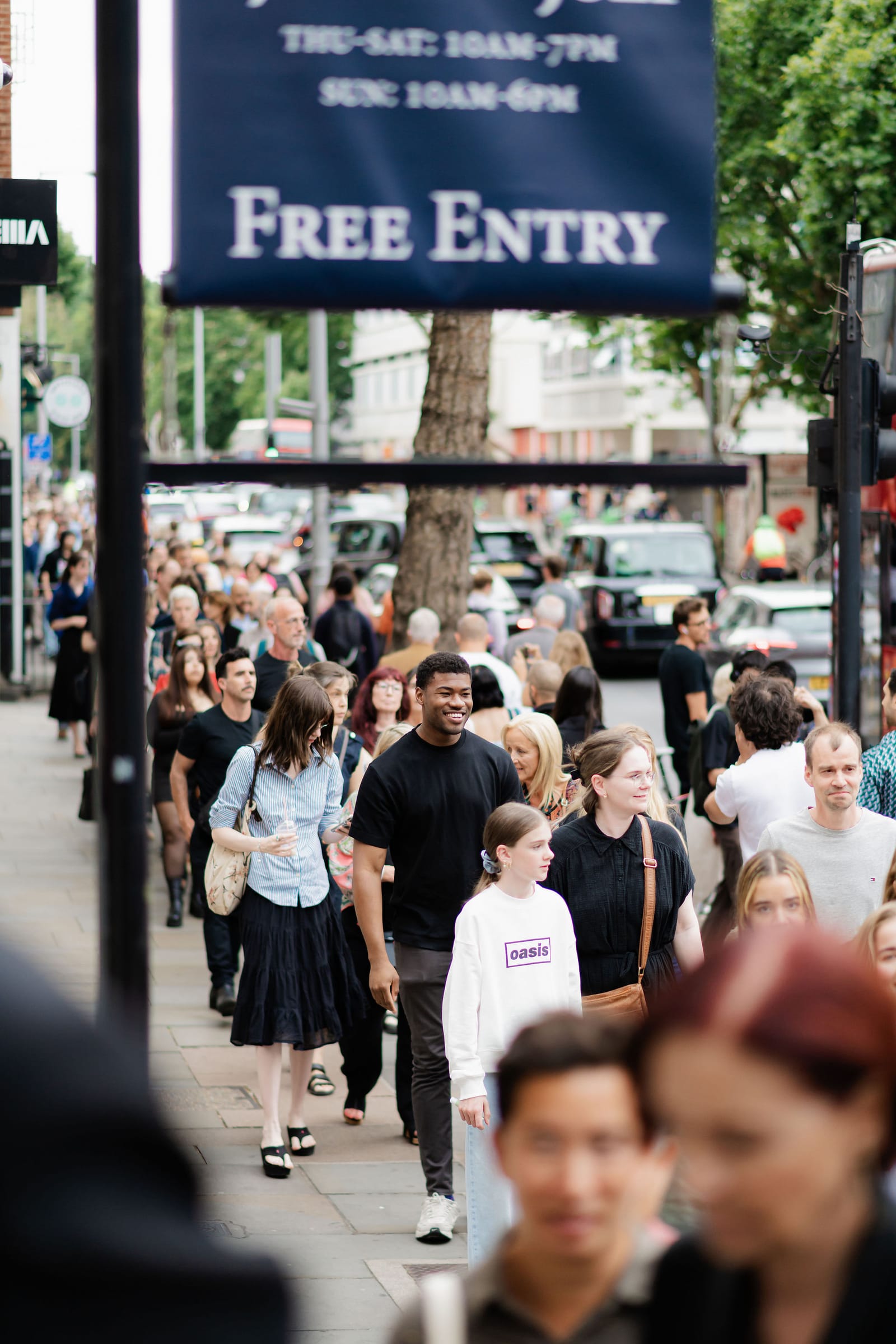 A crowd of people walking along the King’s Road pavement.